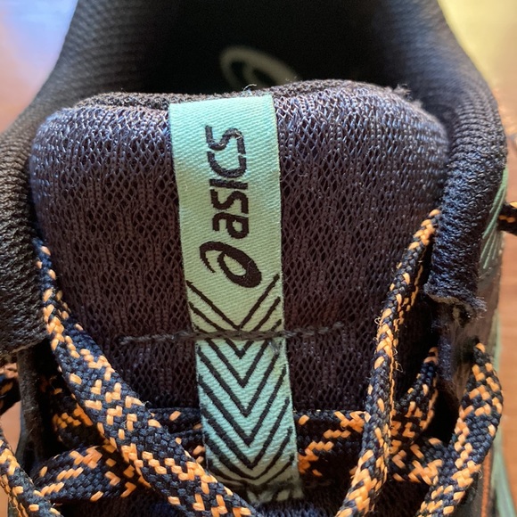 Asics WORN ONCE - Picture 7 of 7